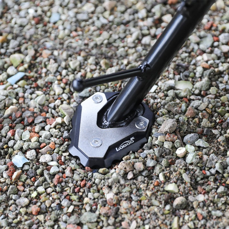 Piastra cavalletto LOBOO CJC292 montata sul cavalletto laterale di una Honda