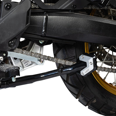 Piastra cavalletto LOBOO CJC421 montata sul cavalletto laterale di una Suzuki V-Strom 800DE