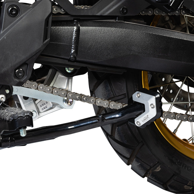 Piastra cavalletto LOBOO CJC421 montata sul cavalletto laterale di una Suzuki V-Strom 800DE