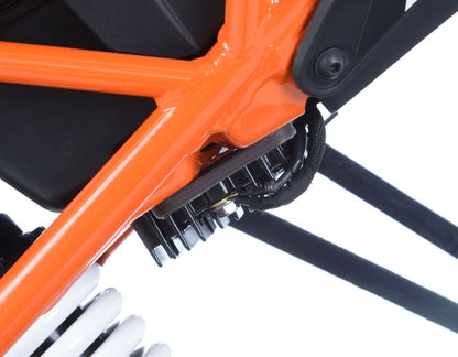 Placchette copri fori poggiapiedi posteriori (lato SX), KTM 125 Duke '17-