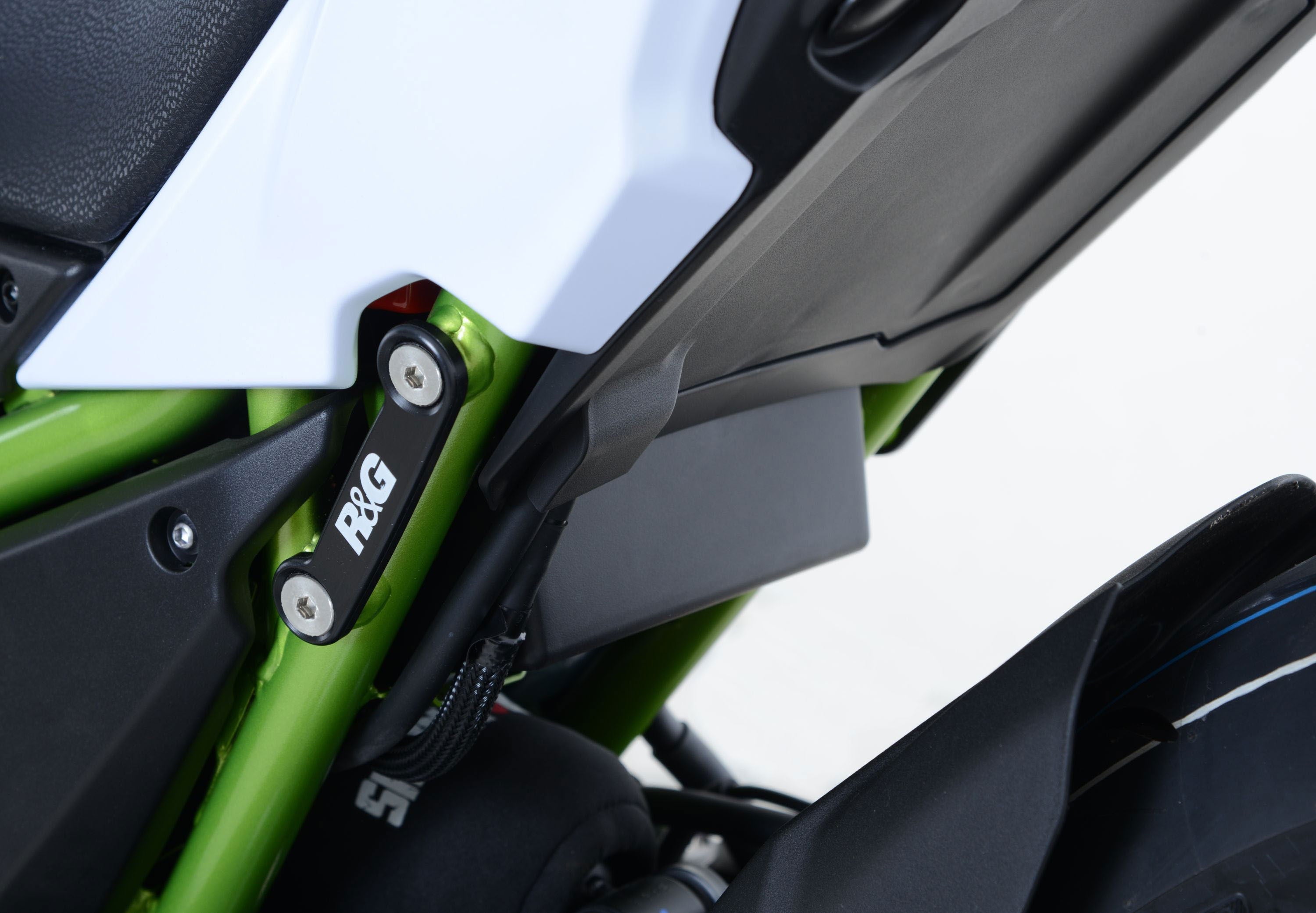 Placchette copri fori poggiapiedi posteriori (paio), Kawasaki Z650 / Ninja 650 '17- BLP0064BK R&G