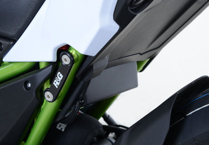 Placchette copri fori poggiapiedi posteriori (paio), Kawasaki Z650 / Ninja 650 '17- BLP0064BK R&G