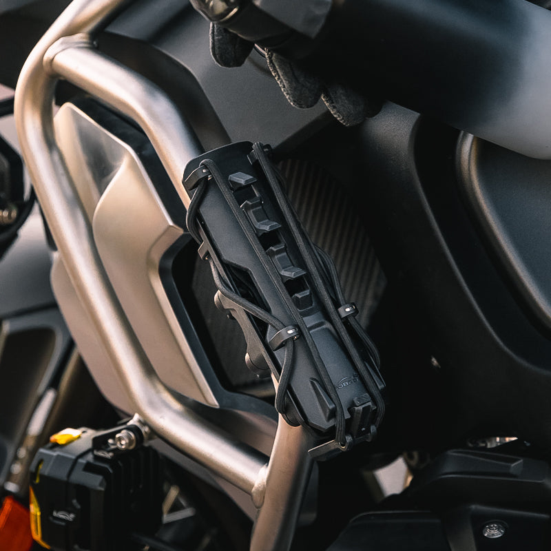 Portaborraccia LOBOO CSHJ-1 montato sulla crash bar laterale di una BMW GS