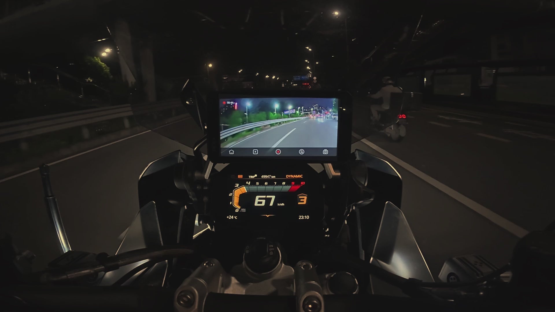 Carica il video: &lt;p&gt;Mentre altri viaggiano al buio, &lt;strong&gt;JADOS6 ti permette di vedere ogni dettaglio&lt;/strong&gt;. La tecnologia di &lt;strong&gt;visione notturna a colori in tempo reale&lt;/strong&gt; trasforma la notte in giorno, offrendo una &lt;strong&gt;visione chiara e profonda anche nelle condizioni più oscure&lt;/strong&gt;. Il tuo display diventa un vero &lt;strong&gt;dispositivo di visione notturna per moto&lt;/strong&gt;, per una guida più sicura e precisa in ogni momento.&lt;/p&gt;