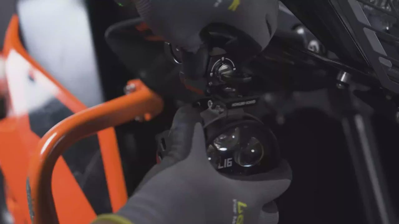 Load video: Montaggio del supporto a sgancio rapido LOBOO con i fari ausiliari L16
su KTM 1290 Super Adventure: fissaggio alle barre paramotore,
aggancio dei fari e blocco a chiave