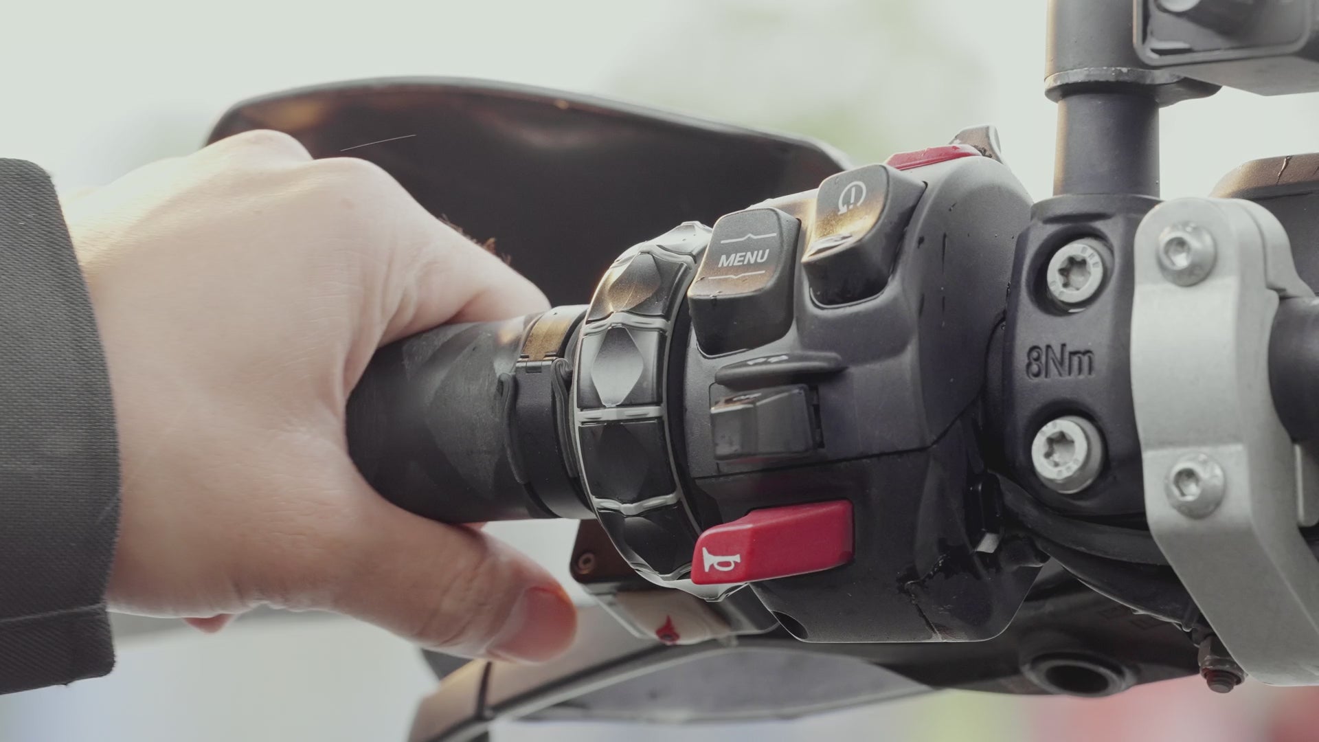 Carica il video: Gestione immediata del BMW ESA con comandi intuitivi. Regoli comfort, stabilità e assetto in tempo reale, tramite una soluzione plug-and-play perfettamente integrata con i sistemi originali BMW.