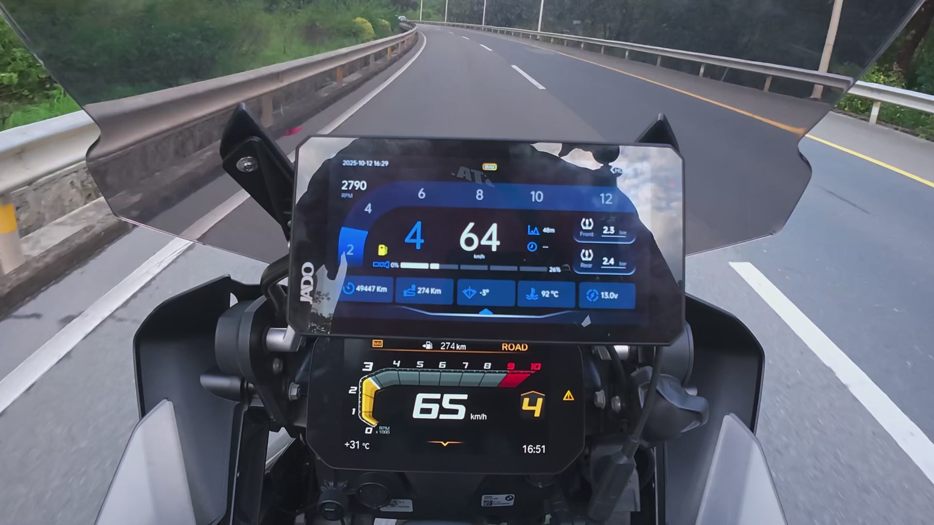 Carica il video: &lt;p&gt;Sfrutta la tecnologia &lt;strong&gt;BSD (Blind Spot Detection)&lt;/strong&gt; per mostrarti &lt;strong&gt;avvisi visivi&lt;/strong&gt; dei veicoli in avvicinamento da dietro, migliorando significativamente la sicurezza di guida. Rimani consapevole dei &lt;strong&gt;rischi nell’angolo cieco&lt;/strong&gt; durante sorpassi e cambi di corsia.&lt;/p&gt;