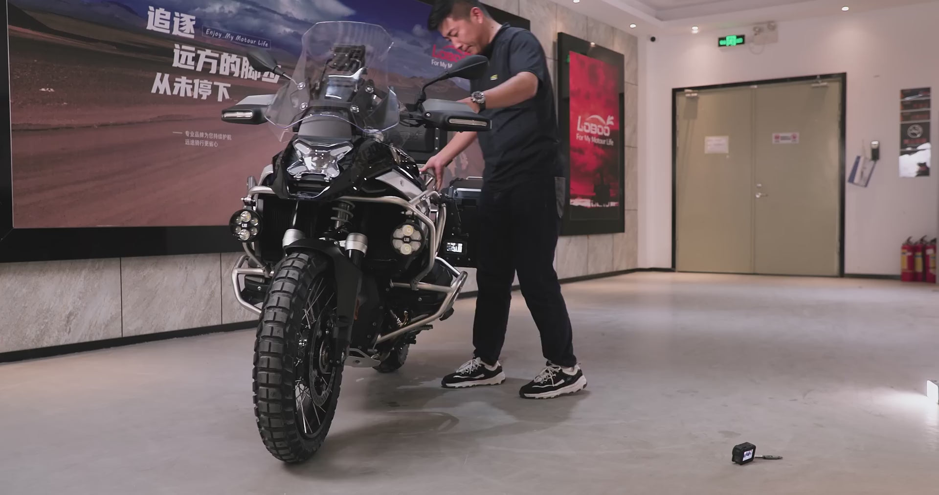 Carica il video: Valigie laterali in alluminio LOBOO PIKE TRACKER per KTM 1290 Super Adventure R/S, sistema Adventure robusto e capiente con montaggio plug-and-play per viaggi touring e off-road.