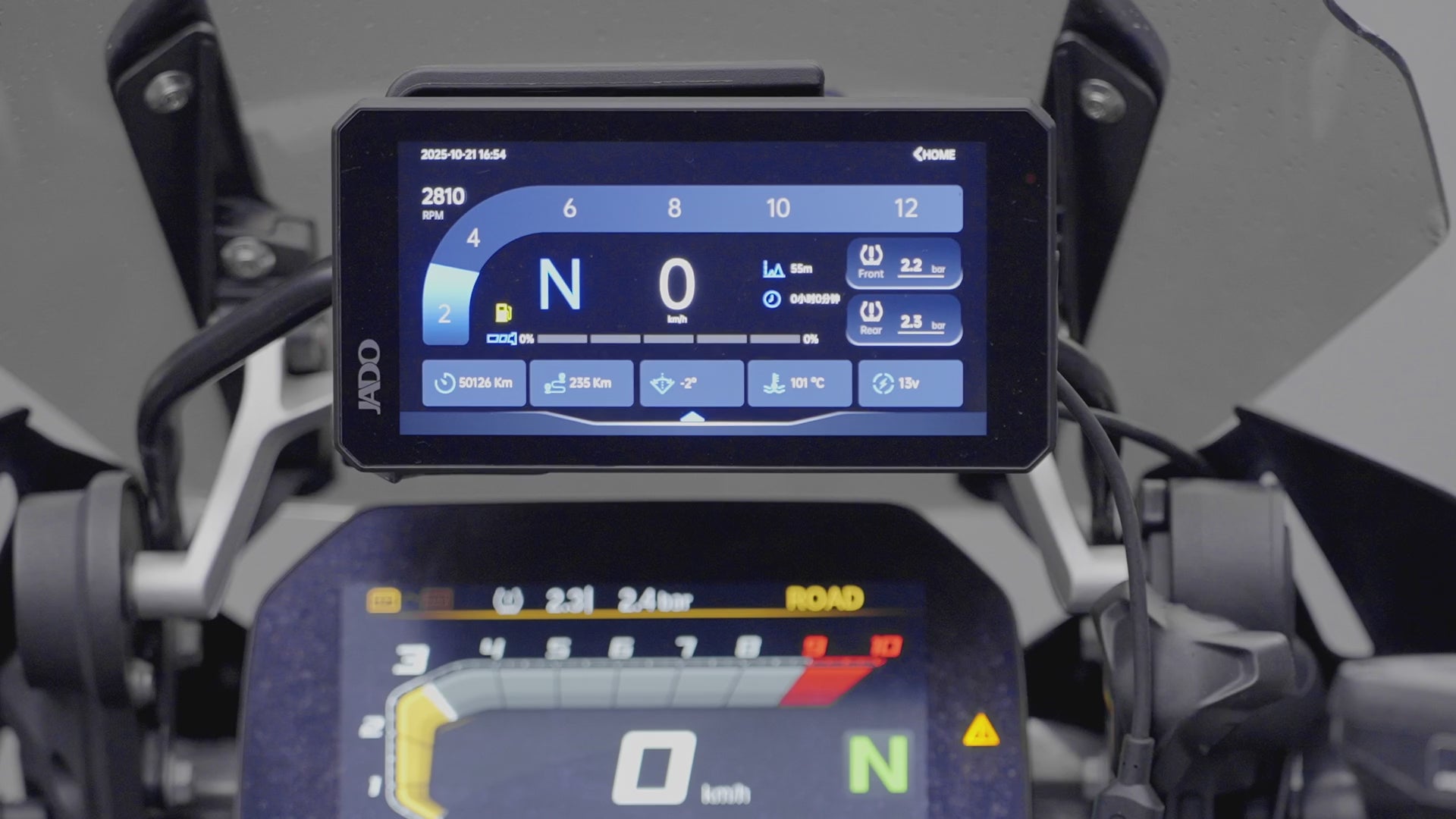 Carica il video: Lettura diretta dei dati BMW all’accensione, senza app esterne. Visualizzi subito velocità, marcia, consumi e parametri vitali della moto. Connessione plug-and-play per un’integrazione stabile e ordinata.