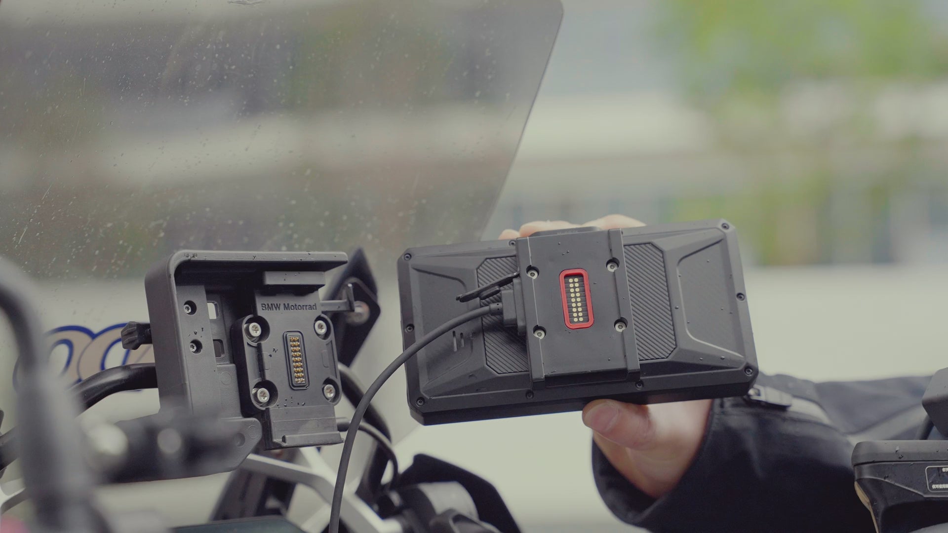 Carica il video: Supporto BMW a sgancio rapido, utilizzabile con una sola mano: agganci, senti il “click” e la leva di sicurezza blocca tutto in modo stabile. Doppio sistema di fissaggio per resistere a vibrazioni e sterrati. Alimentazione integrata, zero cavi a vista. Rimozione immediata per funzione anti-furto.