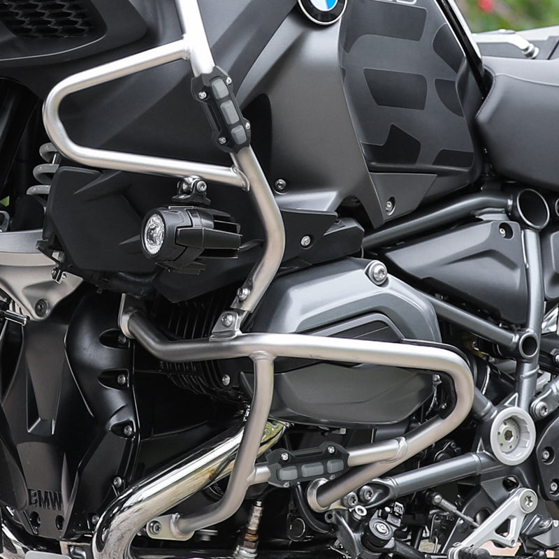 Barra paramotore di una BMW GS con protezione LOBOO installata, vista laterale del lato destro