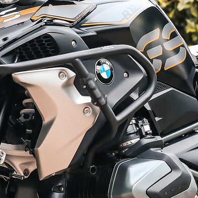 Protezione LOBOO montata su barra paramotore nera di una BMW GS con grafica arancione