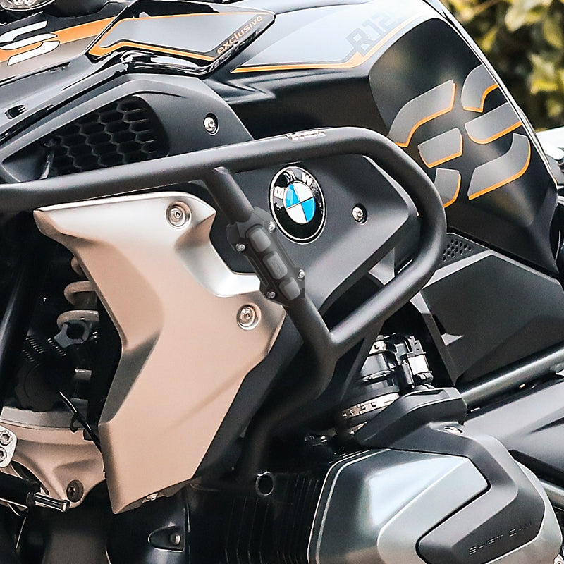 Protezione LOBOO montata su barra paramotore nera di una BMW GS con grafica arancione