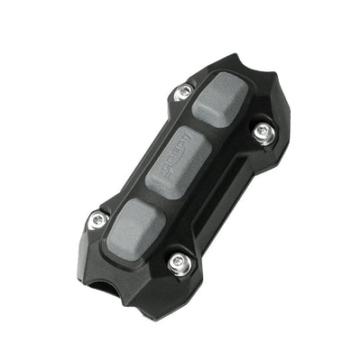 Protezione LOBOO per crash bar vista di tre quarti, con guscio nero in plastica tecnica e inserti in gomma