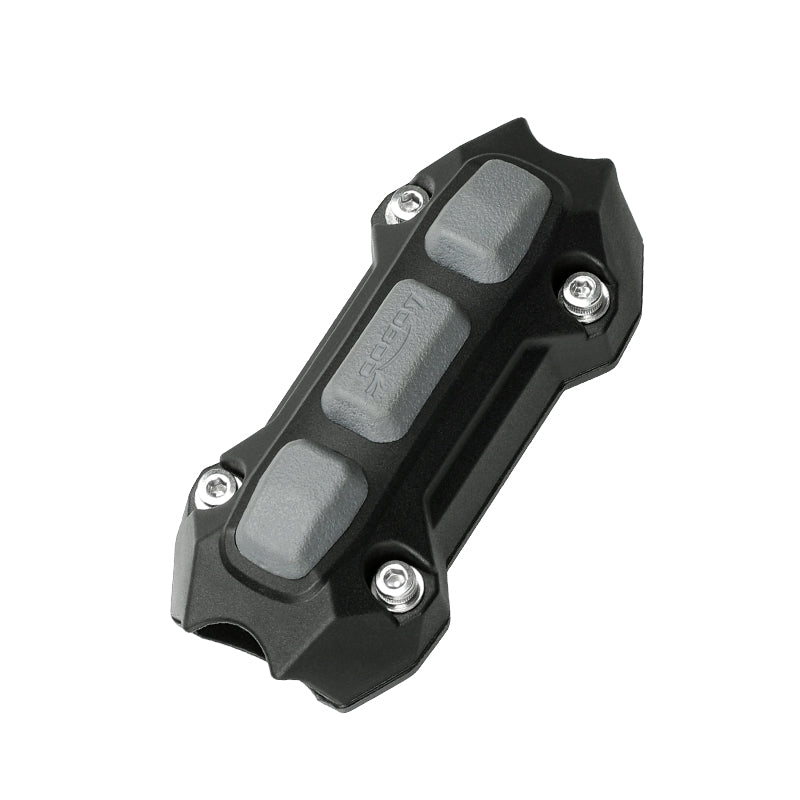 Protezione LOBOO per crash bar vista di tre quarti, con guscio nero in plastica tecnica e inserti in gomma