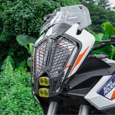 Dettaglio della protezione faro montata sul lato sinistro della KTM 1290 Super Adventure