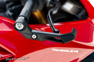 Protezione leve Barkbusters Aero-GP AGP-001 montata su una Ducati Panigale V4 S