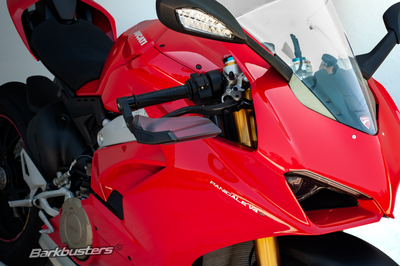 Protezione leve Barkbusters Aero-GP AGP-001 su Ducati Panigale V4 S, vista di tre quarti