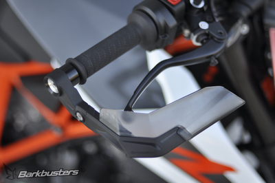 Protezione leve Barkbusters Aero-GP AGP-001 su KTM 1290 Super Duke R, dettaglio del manubrio