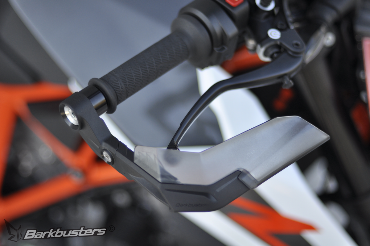 Protezione leve Barkbusters Aero-GP AGP-001 su KTM 1290 Super Duke R, dettaglio del manubrio