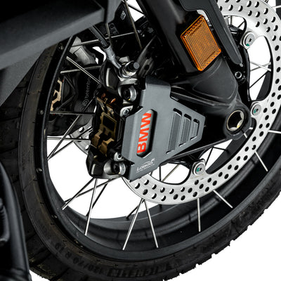 Dettaglio della protezione sulla pinza del freno anteriore della BMW R 1300 GS