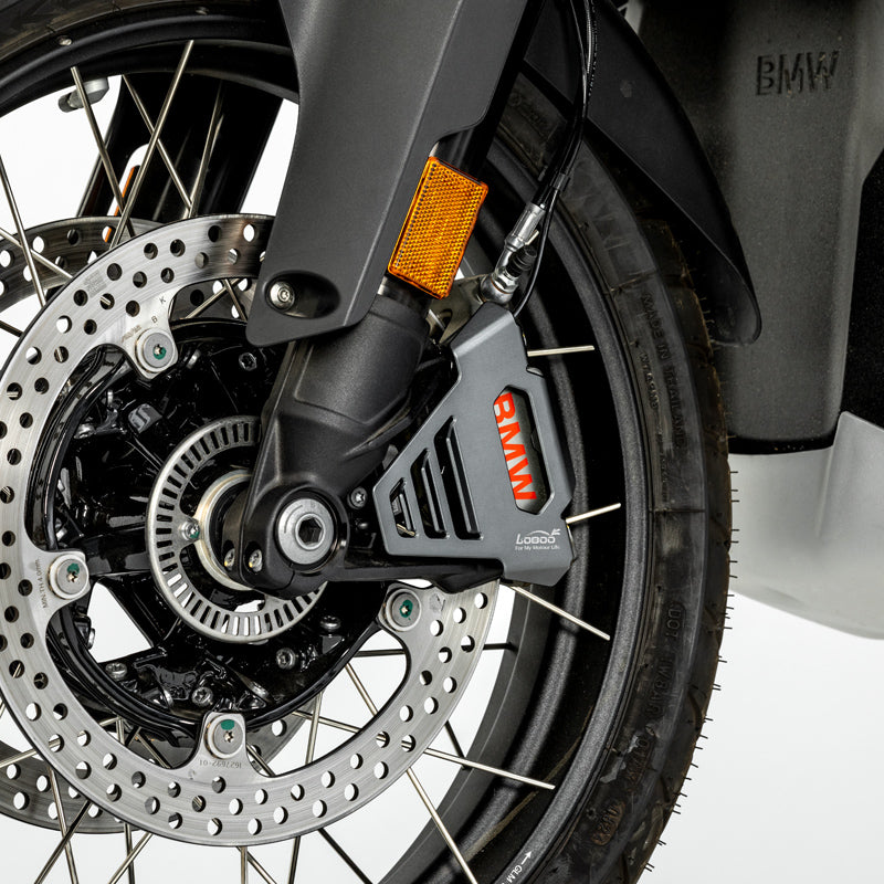 Vista frontale della ruota anteriore BMW R 1300 GS con le protezioni pinza freno montate