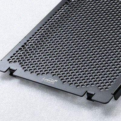 Dettaglio della foratura a nido d'ape della protezione radiatore LOBOO CHW131 in alluminio da 2 mm