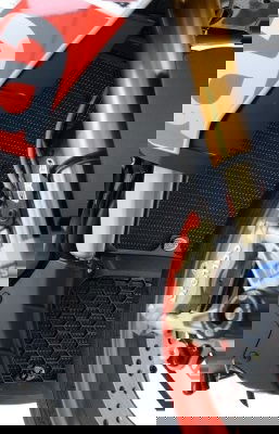 Retina protezione radiatore olio, Aprilia V4 Tuono 1100 '15- / RSV4RR '15- / RSV4RF / RSV4 1100 Factory '19- (colore titanio)