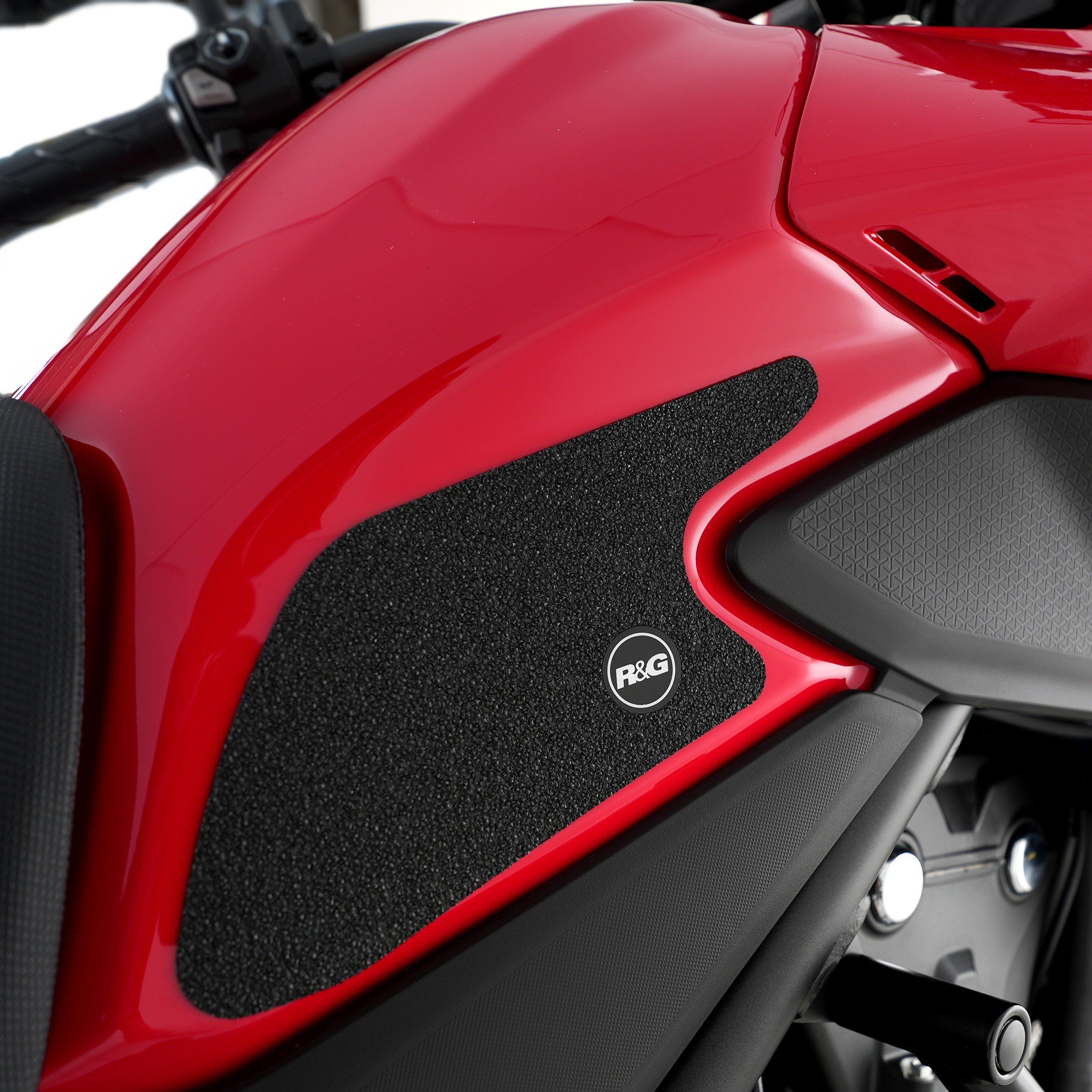 R&G Racing Adesivi anti-scivolo serbatoio Kit di 2 pz. colore nero per Honda NX 500 '24