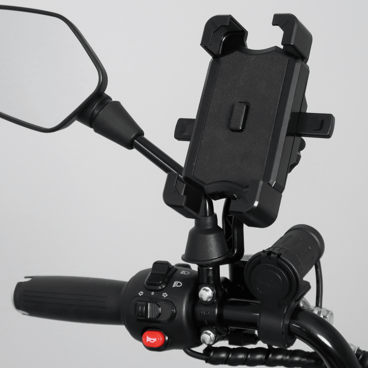 Supporto smartphone e presa USB di serie