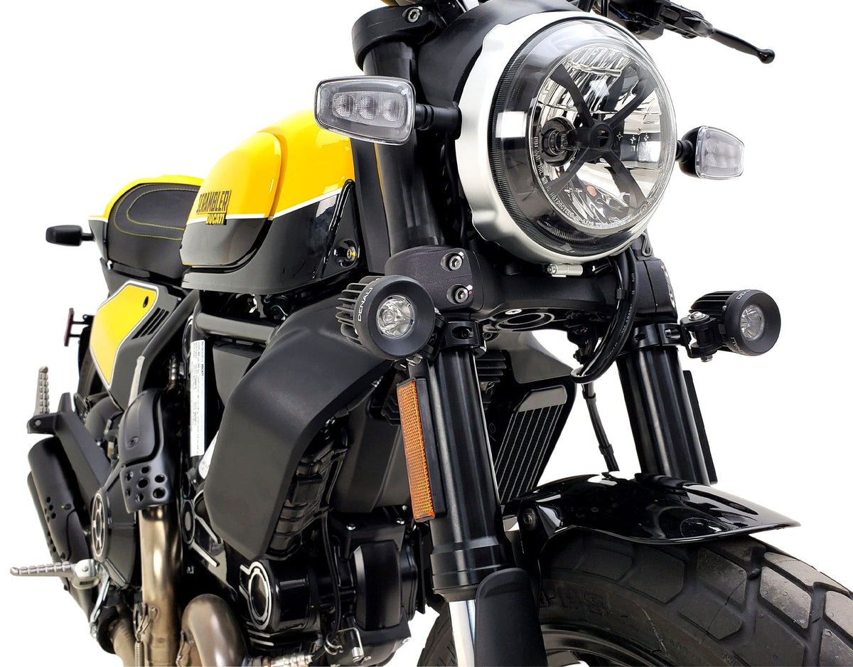 Faretti DENALI montati con morsetti sulla forcella di una moto