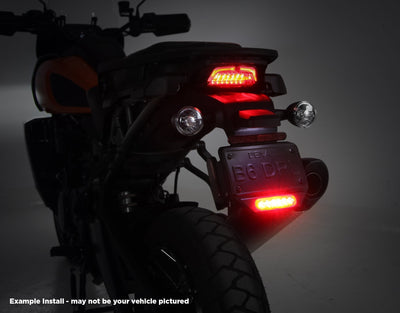Luce freno B6 DENALI singola accesa sulla coda della Kawasaki KLR 650, vista notturna