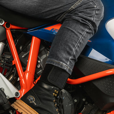 Solette riscaldate in uso alla guida della moto, con la fascia sul polpaccio
