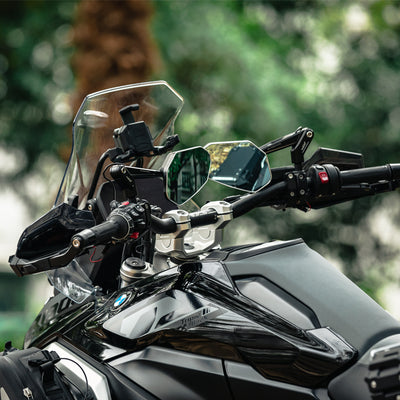 Specchietto LOBOO RM02-1300 montato sul manubrio della BMW, dettaglio dell'attacco