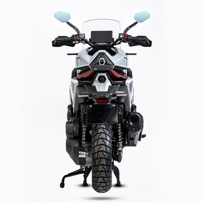 Moto vista di fronte con la coppia di specchietti LOBOO RM03-Lite installata