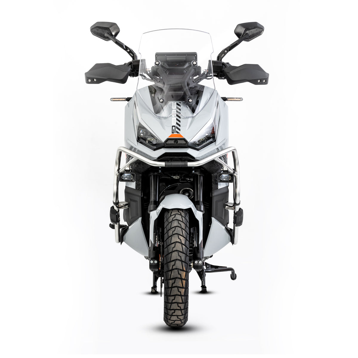 Scooter visto di fronte con la coppia di specchietti LOBOO RM03-Lite installata