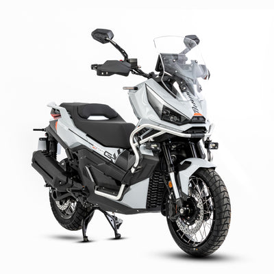 Scooter equipaggiato con gli specchietti LOBOO RM03-Lite, vista laterale