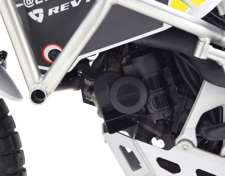 Staffa per clacson SoundBomb DENALI montata sulla Ducati DesertX