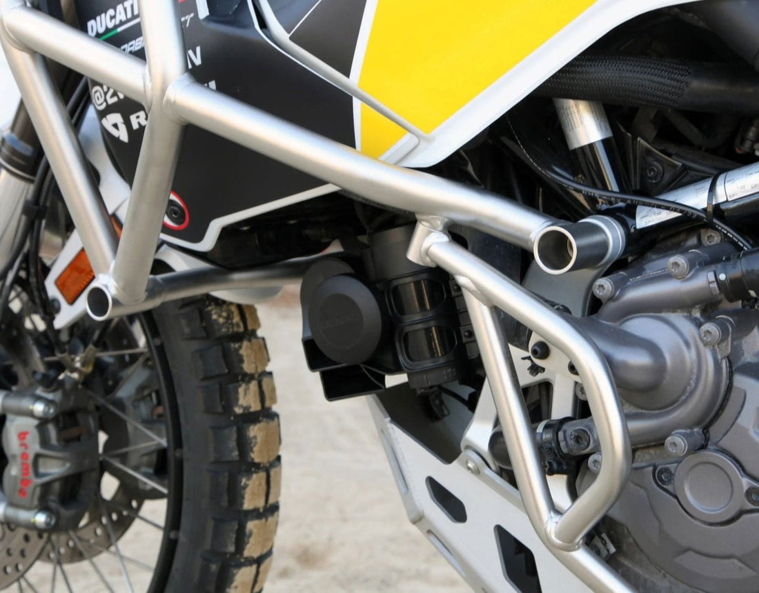 Staffa per clacson SoundBomb DENALI montata sulla Ducati DesertX – vista 2