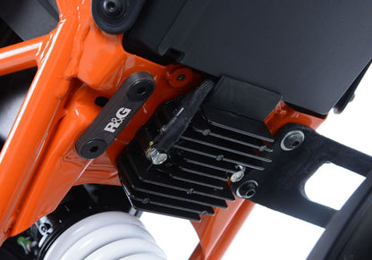 Staffa supporto scarico + piastra fori pedane posteriori, KTM 125 Duke '17-