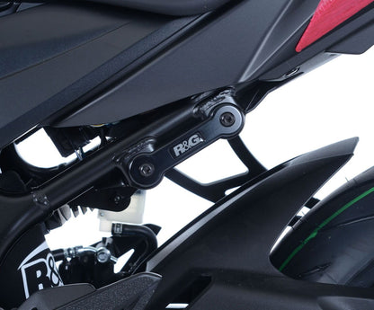 Staffa supporto scarico + piastra fori pedane posteriori, Suzuki GSXS 750 '17-