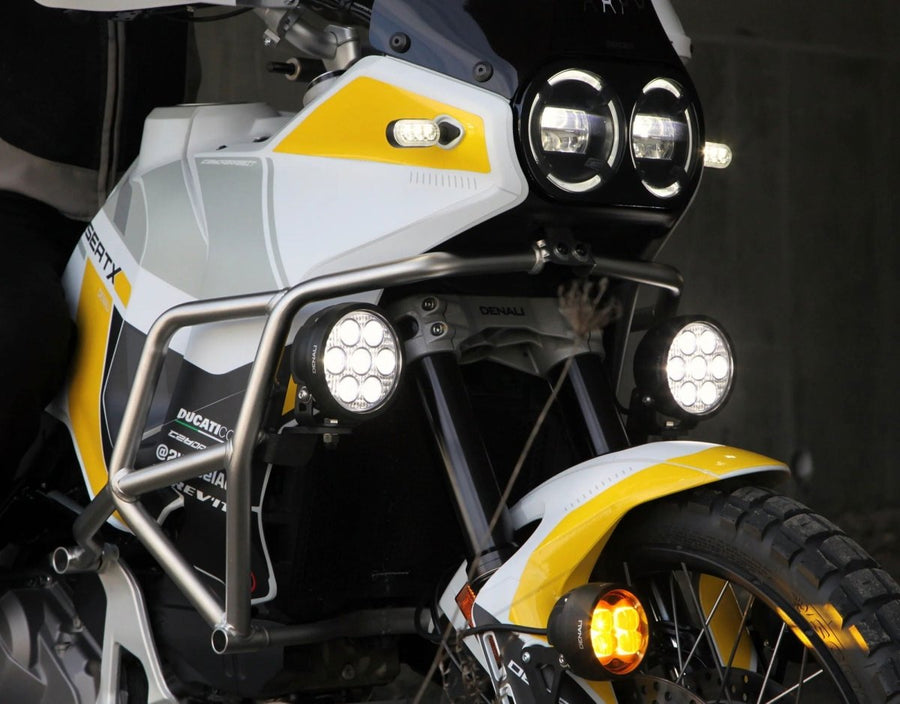 Supporti fanale anteriore DENALI montati sulla barra paramotore della Ducati DesertX