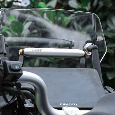 Dettaglio della traversa portanavigatore montata dietro il cupolino della CFMOTO 800MT