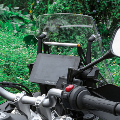 Supporto navigatore montato sulla CFMOTO 800MT con un display collegato, in uso su strada