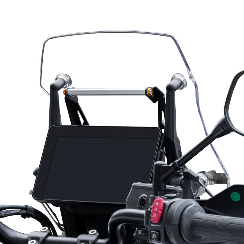 Navigatore montato sulla traversa LOBOO dietro il cupolino della CFMOTO 800MT