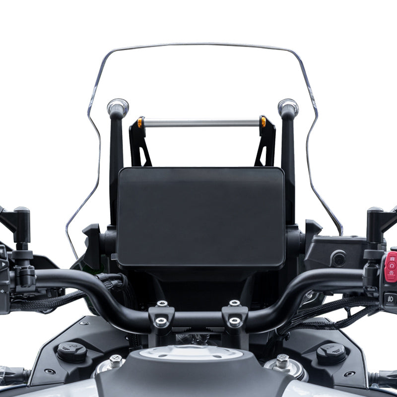 Il supporto navigatore visto dalla posizione di guida della CFMOTO 800MT