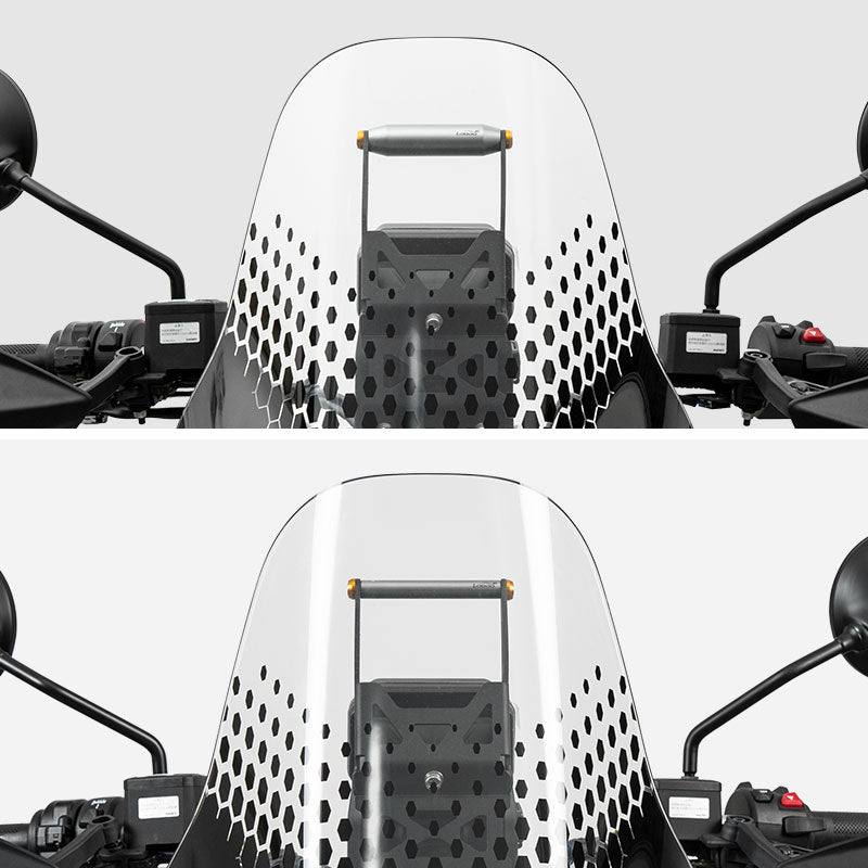 Ducati Desert X vista di fronte con il supporto navigatore montato davanti al cupolino