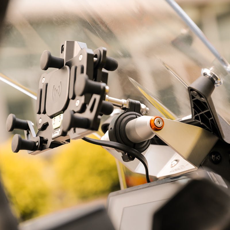 Dettaglio dell'asta del supporto CDZ221 con il morsetto del porta smartphone, montato su KTM Adventure