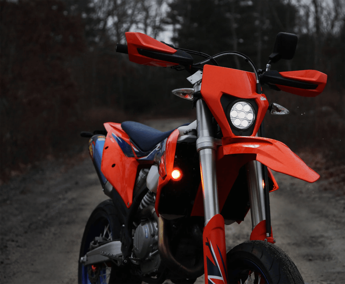Supporti faretti DENALI per KTM 500 EXC e Husqvarna FE 501s, vista laterale