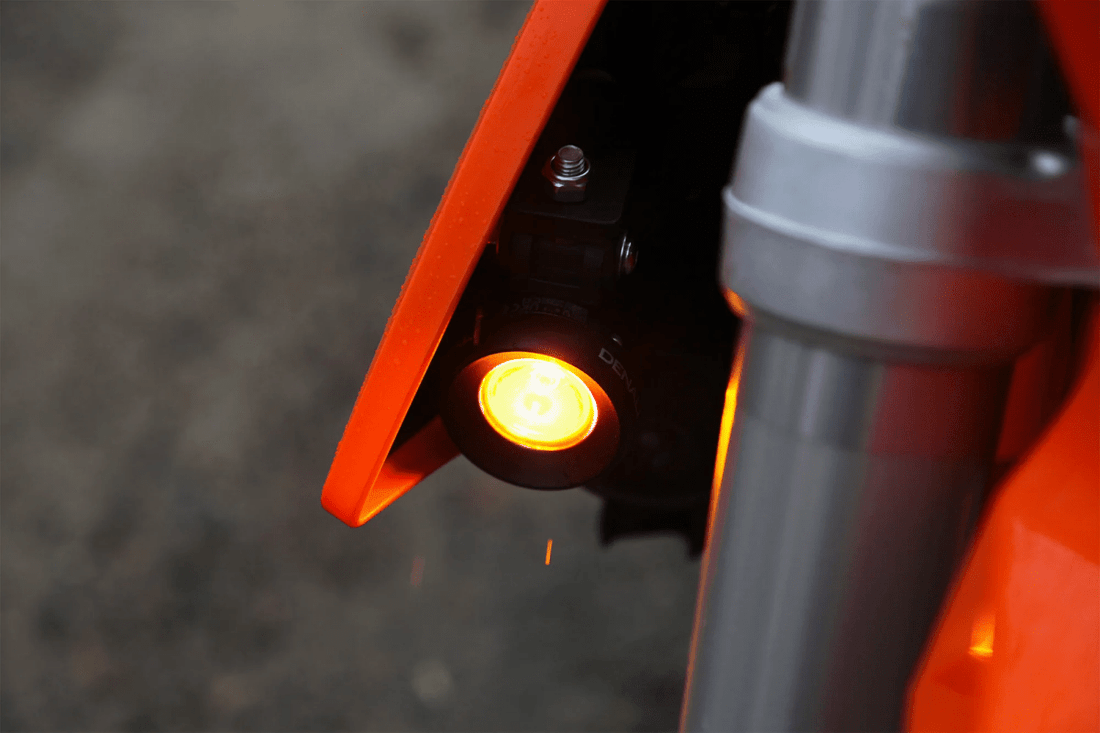Supporti faretti DENALI per KTM 500 EXC e Husqvarna FE 501s, dettaglio del fissaggio